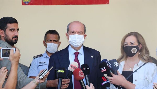 Tatar, cumhurbaşkanı seçiminin ikinci turunda oy kullandı: Kıbrıs Türk halkı, dünyanın gözü önünde özgür iradesini ortaya koymak suretiyle, önümüzdeki 5 yıl cumhurbaşkanlığı görevini yürütecek olan kişiyi seçecektir. Mümkün olduğunca katılımın yüksek olmasını temenni ediyorum. Bu, çok önemli seçimdir. Bunun erken seçimi de olmaz. Bu, 5 yılda bir olan seçimdir. 5 yıllığına seçilecek olan cumhurbaşkanının, halkın iradesi ve yüksek katılımla seçilmesinde yarar vardır. - Sputnik Türkiye
