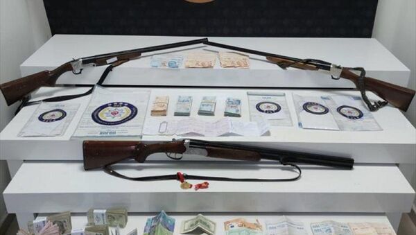 İçişleri Bakanlığı, POS cihazı ve çek-senet tefeciliğine yönelik 55 ilde düzenlenen operasyonda haklarında adli işlem başlatılan 317 şüpheliden 232'sinin gözaltına alındığını bildirdi. - Sputnik Türkiye