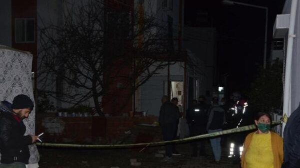 Antalya'nın Serik ilçesinde, evde sobadan sızan karbon monoksit gazı nedeniyle anne ve 1 yaşındaki bebeği yaşamını yitirdi, baba ve 5 yaşındaki kızı ise zehirlendi. Ailenin Kovid- 19 karantinasında olduğu öğrenildi. - Sputnik Türkiye