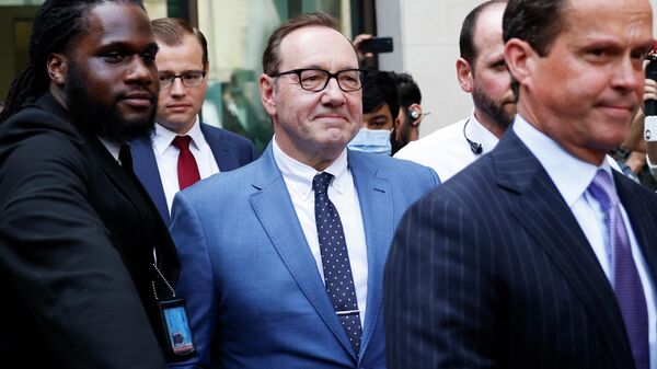 Üç erkeğin cinsel saldırı suçlamasıyla dava açtığı ABD'li aktör Kevin Spacey, Londra'daki Westminster Sulh Ceza Mahkemesi'nde görülen önduruşmada kefaletle serbest bırakıldı.  - Sputnik Türkiye