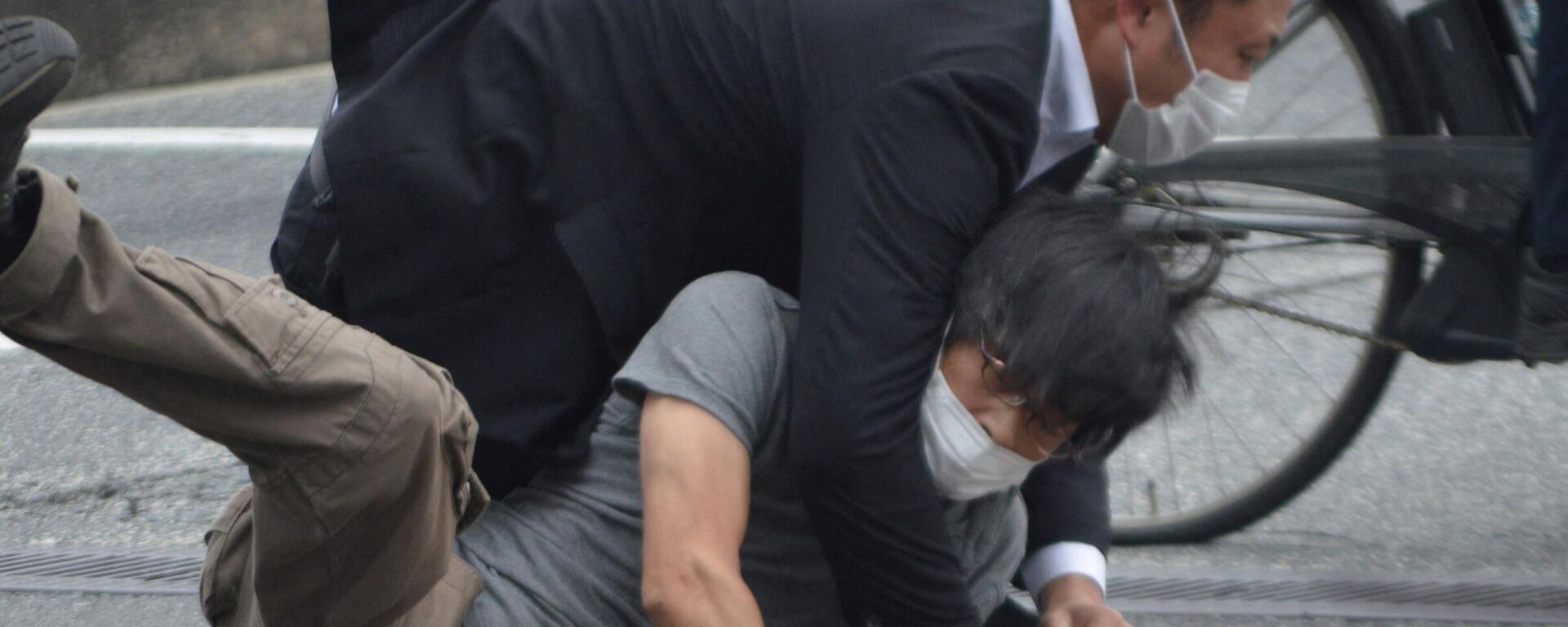 Japonya'da eski Başbakan Şinzo Abe suikastının zanlısı olan ve Japon deniz kuvvetlerinin eski bir askeri olduğu belirtilen 41 yaşındaki Yamagami Tetsuya'nın yakalanma görüntüsü - Sputnik Türkiye, 1920, 08.07.2022