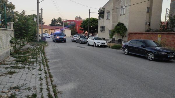 Afyonkarahisar’da bir kişi, karısını sosyal medyadan rahatsız ettiğini öne sürdüğü kişiyi sopayla döverek öldürdü. Karı-koca çift daha sonra ölen şahsın cesedini köy girişindeki yol kenarına attı. - Sputnik Türkiye