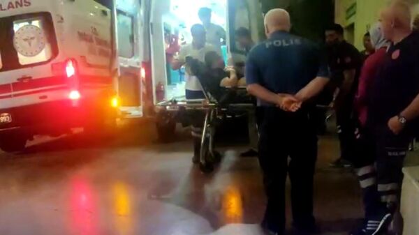 Kocaeli’nin Gölcük ilçesinde bulunan bir barda iki kişi arasında çıkan kavgayı ayırmak isteyen şahıs bacağından bıçaklandı. Kavgaya karışan kişiler olay yerinden kaçarken yaralı şahıs ise hastaneye kaldırıldı. - Sputnik Türkiye
