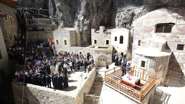 Maçka'da, Karadağ'ın Altındere Vadisi'ne bakan eteğindeki Sümela Manastırı'nda düzenlenen 9. ayin tamamlandı. Fener Rum Patriği Bartholomeos, manastırda bulunmalarından dolayı Cumhurbaşkanı Recep Tayyip Erdoğan ile Kültür ve Turizm Bakanı Mehmet Nuri Ersoy'a teşekkürlerini iletti.  - Sputnik Türkiye