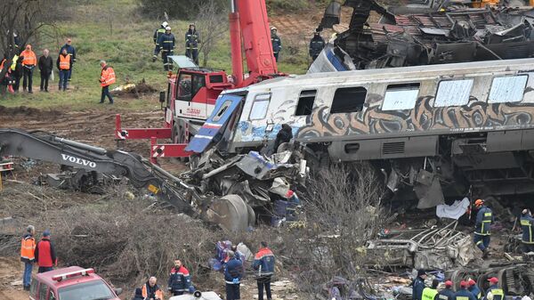 Yunanistan'da meydana gelen tren kazasında 32 kişinin yaşamını yitirdiği, 85 kişinin yaralandığı bildirildi. Yunan Devlet Televizyonu ERT’in haberine göre, Larisa kentinin kuzeyindeki Tempi bölgesinde yolcu treni ile yük treni çarpıştı. Kaza alanında arama kurtarma çalışmaları devam ediyor. - Sputnik Türkiye