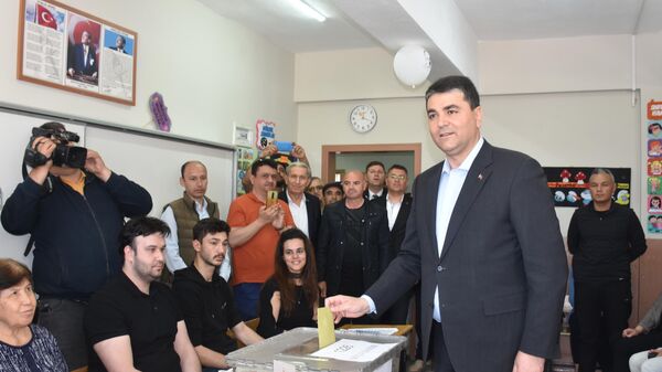 Demokrat Parti (DP) Genel Başkanı Gültekin Uysal, Cumhurbaşkanı ve 28. Dönem Milletvekili Genel Seçimleri için oyunu memleketi Afyonkarahisar’da kullandı. ( Canan Tükelay - Anadolu Ajansı ) - Sputnik Türkiye