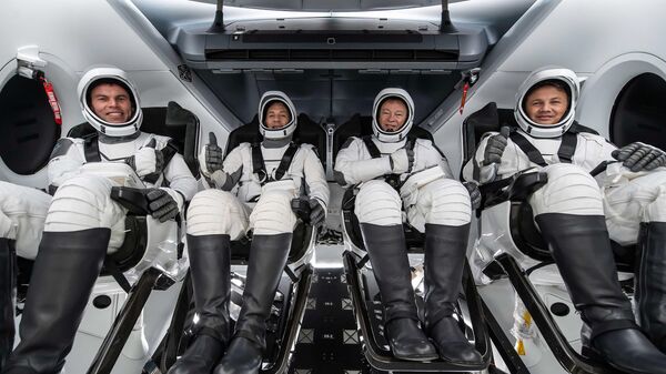 SpaceX Falcon 9 roketi ile fırlatılacak olan Dragon kapsülü, ABD’nin Florida eyaletinde bulunan Kennedy Uzay Merkezi'nden Uluslararası Uzay İstasyonu'na doğru yola çıkacak. Türkiye'nin ilk uzay yolcusu Alper Gezeravcı'nın (sağda) da içinde bulunduğu Axiom Mission 3 (Ax-3) mürettebatı, Crew Dragon uzay aracı içinden görüntülendi. - Sputnik Türkiye