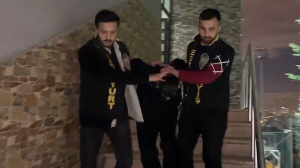 Esenyurt'ta 10 kişiyi bıçakladıktan sonra polis ekiplerince yakalanan zanlı adliyeye sevk edildi.  - Sputnik Türkiye