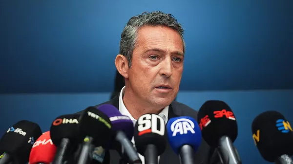Kulüpler Birliği Vakfı'nın Maslak'taki merkezinde gerçekleştirilen toplantısı sonrası basın açıklaması gerçekleştirildi. Açıklamayı Kulüpler Birliği Vakfı Başkanı Ali Koç yaptı. (  - Sputnik Türkiye