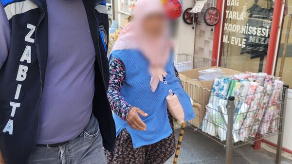 Çorum Belediyesi Zabıta Müdürlüğü ekipleri, kentte dilencilere karşı yaptıkları çalışmalarını sürdürüyor. Zabıta ekipleri tarafından dilencilik yaparken yakalanan yaşlı kadının topladığı paralar çantasındaki ilaç kutusundan çıktı. - Sputnik Türkiye