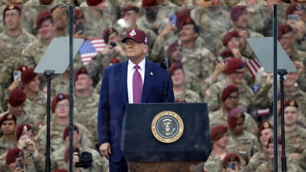 Trump, binlerce Amerikan askerlerine kurşun geçirmez cam kabinin arkasından hitap etti - Sputnik Türkiye