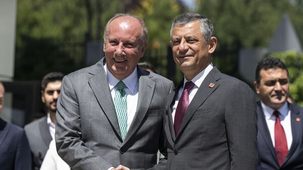 ⁠CHP Genel Başkanı Özgür Özel, Memleket Partisi Genel Başkanı Muharrem İnce ile bir araya geldi.  - Sputnik Türkiye