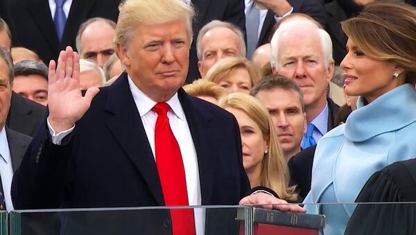 Eşi Melania'nın eşlik ettiği Donald Trump, kendisine ve Abraham Lincoln'a ait iki İncil'e el basarak başkanlık yemini ederken - Sputnik Türkiye