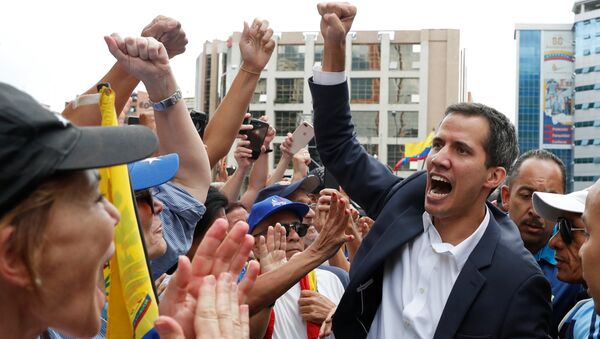 Juan Guaido, 23 Ocak'ta Caracas'ta Geçici Devlet Başkanı olarak yemin ettiği mitingde taraftarlarıyla birlikte - Sputnik Türkiye