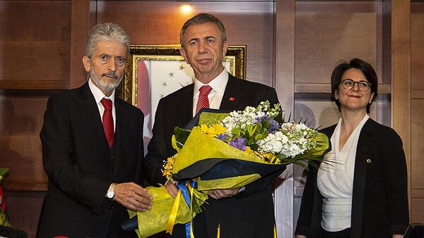 Yavaş, Mustafa Tuna'yı uğurladıktan sonra yaptığı açıklamada, ekip olarak Ankara için gece gündüz demeden çalışacaklarını söyledi. - Sputnik Türkiye