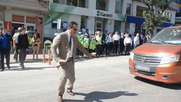 Valiye ‘Yaya Geçidi Nöbeti’nde az kalsın araba çarpıyordu - Sputnik Türkiye